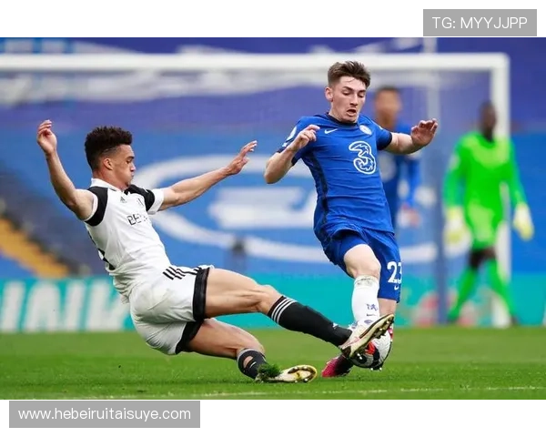 马奎尔式防守助力英超中卫重塑球队后防线表现稳健