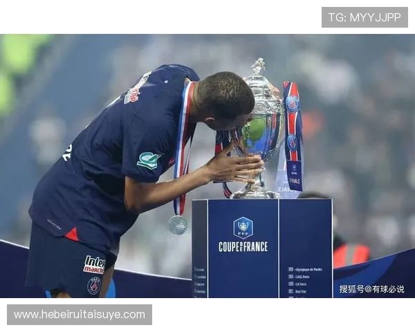 巴黎圣日耳曼巨星云集却表现混乱,团队重建问题逐步反映在赛季走势中 巴黎圣日耳曼巨星云集却表现混乱,团队重建问题逐步反映在赛季走势中