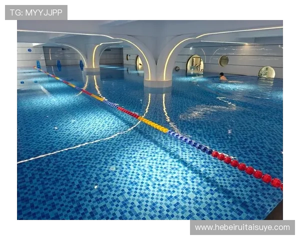 苏亚雷斯训练完顺手给家里泳池换水，这日子谁顶得住啊